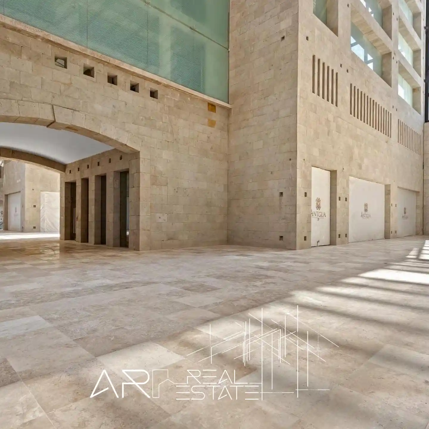 Oficina en Renta en Plaza Antigua II – AR Real Estate